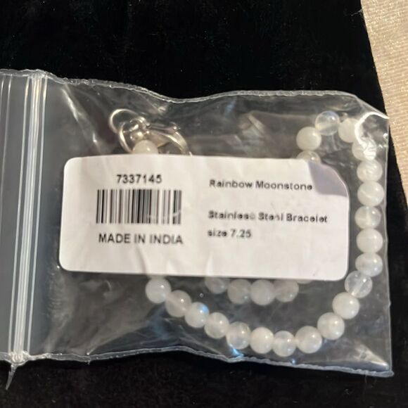 Disneys Winnie the Pooh moonstone beaded bracelet with stainless steel clasp. - Picture 4 of 8